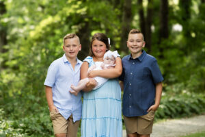 Natural light extended family session capturing genuine cousins emotions and family bonds in a scenic outdoor location