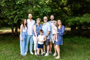 Extended family poses for their spring photoshoot at buckeye woods medina park 