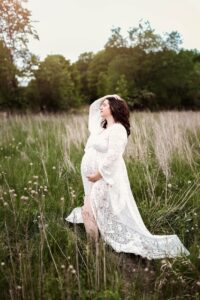 women playing in tall grass across from Buckeye Woods Park in Medina Ohio at sunset, golden hour spring family session.