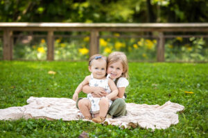 What to wear for spring family photos guide showing coordinated outfits in light colors, flowy dresses, and layered looks for a timeless outdoor session.